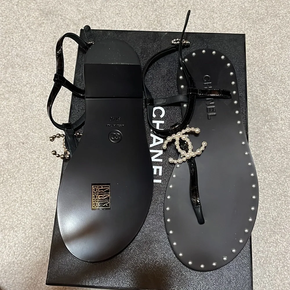 Chanel sandals never been worn - Picture 2 of 2